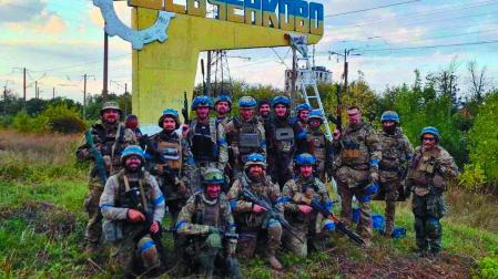 Miembros de las Fuerzas de Operaciones Especiales de Ucrania, posando tras un ataque en Járkov