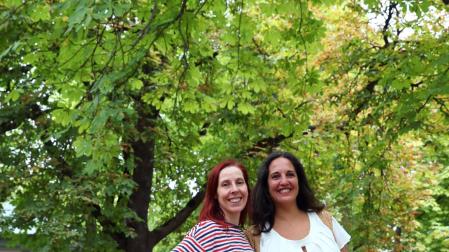 Adriana Olmedo (izda) y Cristina Saraldi, ayer, en El Bosquecillo.	cordovilla