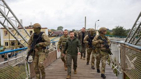 Volodímir Zelenski, en la visita que ha realizado este miércoles a la liberada ciudad de Izium,