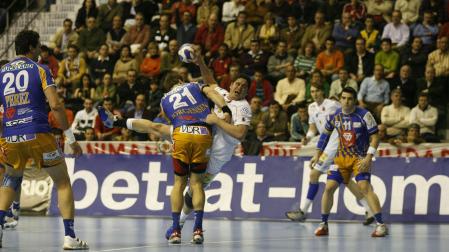 Uríos lanza ante la oposición de Lars Jorgensen en un duelo de Champions en Ciudad Real con el Portland  San Antonio