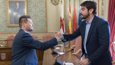 Larrarte, a la izda., da la mano a Alejandro Toquero el día que este último tomó posesión como alcalde
