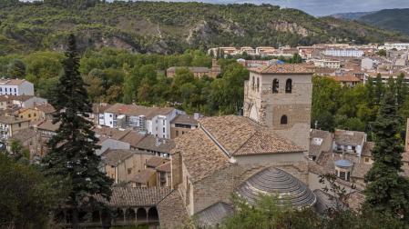 Panorámica de Estella, con uno de los diapiros que están en el punto de partida del proyecto