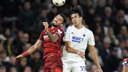 Marko Stamenic pelea con el sevillista Alex Telles durante el partido