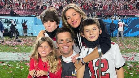 La modelo Gisele Bündchen y Tom Brady, junto a sus hijos, celebrando el título de la Super Bowl obtenido hace dos años