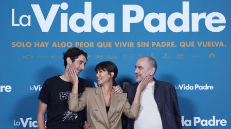 Enric Auquer, Megan Montaner y Karra Elejalde posan en el photocall de la película 'La Vida Padre'