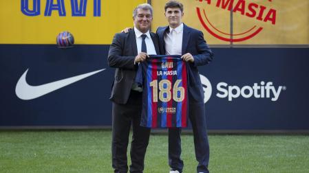 El centrocampista del Barcelona Pablo Martín Páez Gavira 'Gavi', junto al presidente Joan Laporta en el acto con público en el Spotify Camp Nou que sirvió para sellar su renovación