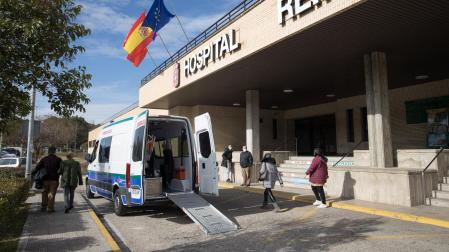 Una ambulancia del transporte sanitario, en la fachada principal del Hospital Reina Sofía de Tudela