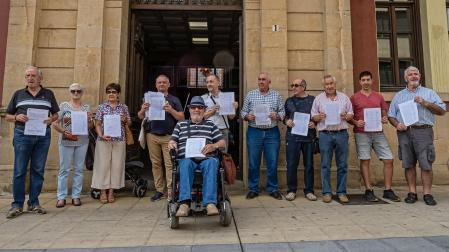Los vecinos del barrio de Lizarra que acudieron este jueves, 15 de septiembre, al mediodía a entregar las firmas en el Ayuntamiento de Estella