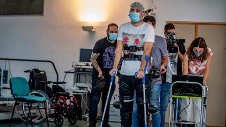 Presentación del proyecto WALK que desarrolla interfaces cerebrales para controlar un exoesqueleto robótico que ayude a caminar a personas con una lesión medular