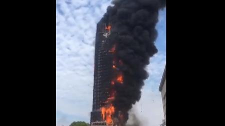 Llamas y humo en el incendio de un rascacielos en China
