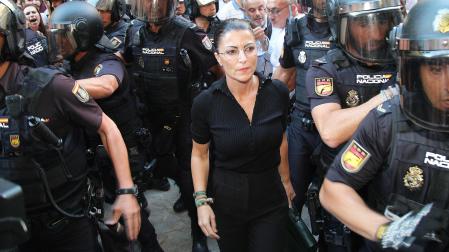 Varios policías escolatn a Macarena Olot antes de un acto en la facultad de Derecho de la Universidad de Granada, este jueves 15 de septiembre