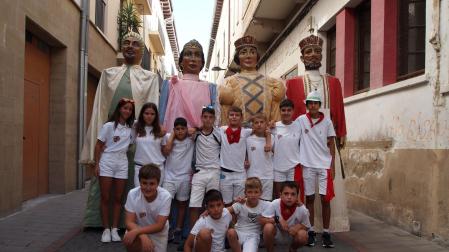 La comparsa de gigantes txiki de Sangüesa ha renovado para estas fiestas buena parte de su plantilla