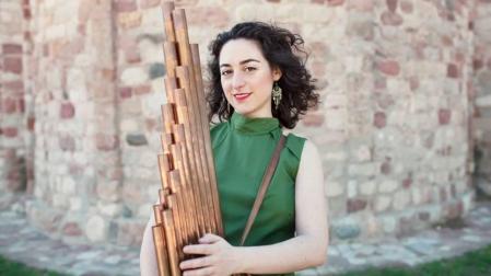 Cristina Alís tocará el órgano portativo medieval esta tarde en Puente la Reina.