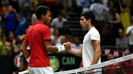 Saludo entre Felix Auger-Aliassime y Carlos Alcaraz