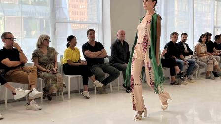 Modelos desfilan durante el evento de moda para la industria FashionLAB Market en Nueva York (EEUU)
