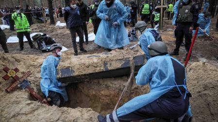 Miembros del Servicio de Emergencia trabajan en Izium