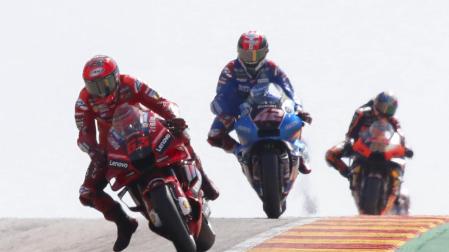 Francesco Bagnaia y Alex Rins, durante la segunda ronda clasificatoria del Gran Premio Animoca Brands de Aragón