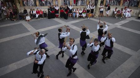 Los lazos de la merindad se reflejaron por la tarde en un animado festival de danzas con grupos de la zona. En la imagen, danzantes de Ochagavía