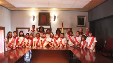 La corporación infantil de las fiestas de Villafranca, con la alcaldesa Mª Carmen Segura -segunda fila, en el centro- y ediles del consistorio.
