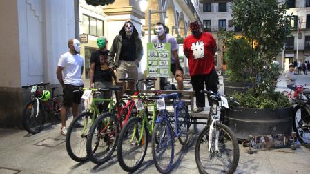 Las bicis, en el aparcabicis de la plaza con sus ‘liberadores’
