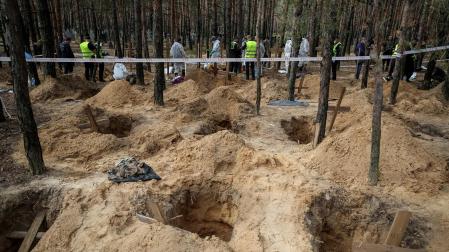 Fosa común hallada en la localidad de Izium