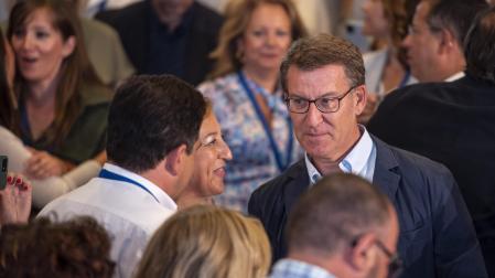 Alberto Núñez Feijóo (d), a la llegada este domingo en Toledo a la clausura de la XXV Interparlamentaria de su formación