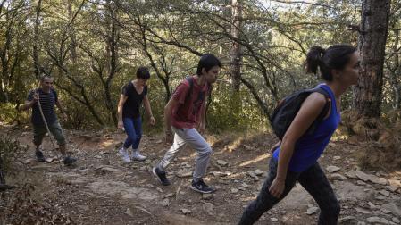 Un grupo de participantes en la marcha, en pleno ascenso hacia la cima de San Cristóbal