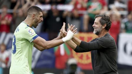 El entrenador del Getafe, Quique Sánchez Flores, y el defensa Stefan Mitrovic celebran su victoria contra Osasuna