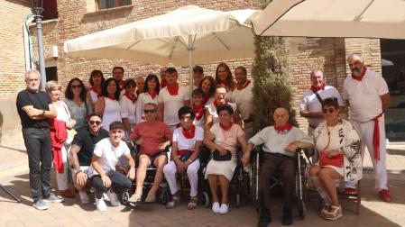 José Miguel Arana, a la derecha, posa con su familia tras recibir el título de ‘Villafranqués entrañable’