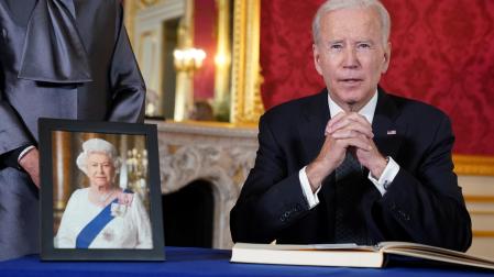 Joe Biden, antes de firmar en el libro de condolencias de la reina Isabel II de Inglaterra en Lancaster House en Londres