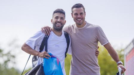 Jordi Alba (izda.) y Cesar Azpilicueta, fotografiados a su llegada a la Ciudad del Fútbol de Las Rozas (Madrid)