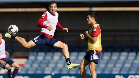 Rubén Peña y Manu Sánchez buscan el balón durante el entrenamiento de este lunes en Tajonar