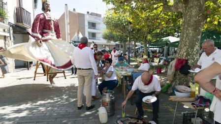 Costillada popular en la Plaza el Ferial durante las fiestas de Huarte