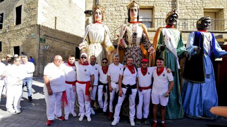 Integrantes de la comparsa de Santacara junto a miembros de otras comparsas invitadas