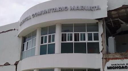 Daños causados por el terremoto en la fachada del Hospital de Maruata, estado de Michoacan (México)