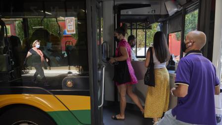 Usuarios del transporte público de la Comarca de Pamplona, con mascarillas