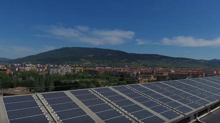 Placas solares situados en un edificio de Pamplona