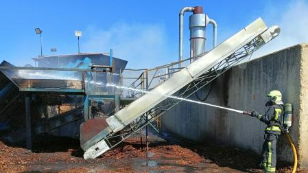 Bomberos apagan un incendio en la zona de procesamiento de corteza de una empresa dedicada al tratamiento de madera en San Adrián