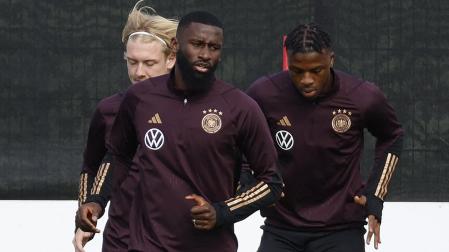 Antonio Rudiger se entrena junto a los compañeros de la selección alemana Armel Bella-Kotchap y Julian Brandt