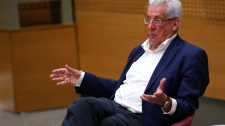 Pedro Miguel Etxenike durante la charla en el auditorio de Civican