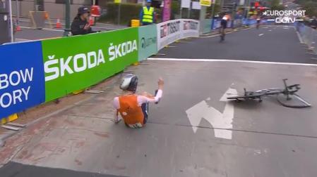 Van Vleuten tras caer en los Mundiales de Wollongong (Australia)