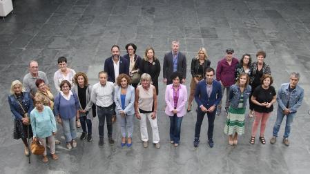 Participantes en el acto con motivo del Día Mundial del Alzheimer en el Parlamento de Navarra