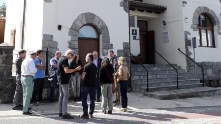 Autoridades, durante su visita a la posada-albergue de Astitz, que ha sido rehabilitada