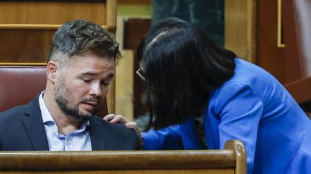 El portavoz de ERC en el Congreso, Gabriel Rufián, conversa con la ministra de Sanidad, Carolina Darias