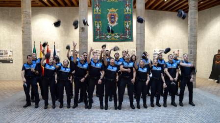 Momento en el que los nuevos agentes, 18 hombres y 7 mujeres, lanzan sus gorras al aire al final del acto de juramento de su cargo