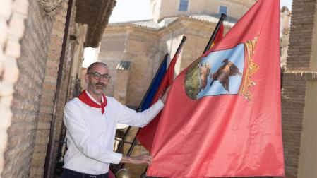 Gorka García, en el balcón del Ayuntamiento con la bandera de Corella.
