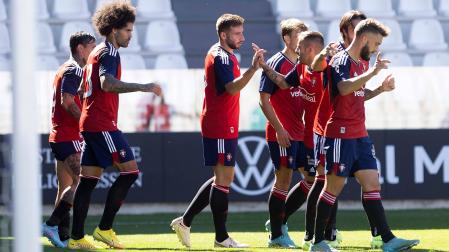 Los jugadores de Osasuna celebran el primer gol, obra de Moncayola, ante el Valladolid.