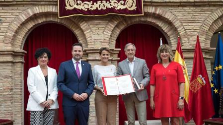 Fotos del galardón otorgado a Voces para la Paz (Músicos solidarios) de Tudela.