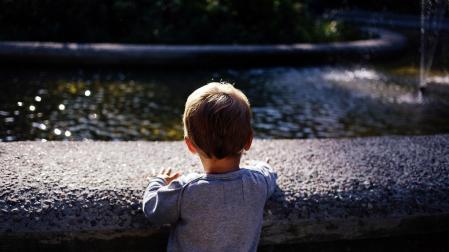 Un niño, frente a una fuente