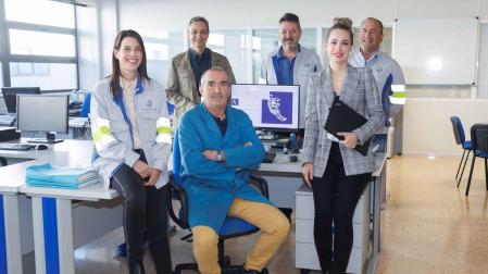 De izquierda a derecha, en la primera fila, Sandra Jiménez (Volkswagen Navarra), Enrique Galdeano (Volkswagen Navarra) y Marta Cildoz (UPNA); en la segunda fila, Fermín Mallor (UPNA), Angel Balaguer (Volkswagen Navarra) y Fernando Aguado (Volkswagen Navarra).